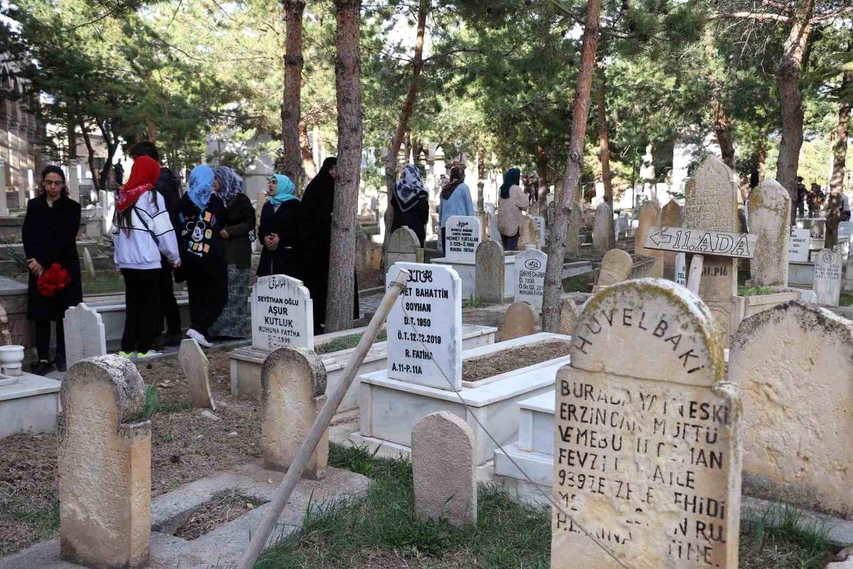 Kurban Bayramı’nda Terzibaba Mezarlığı Ziyaretçi Akınına Uğradı