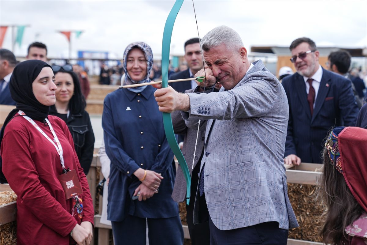 Bakan Bolat Torunlarıyla Etnospor Festivali’nde