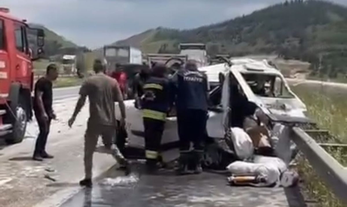 TIR, otomobile çarptı; 2 ölü, 2 yaralı