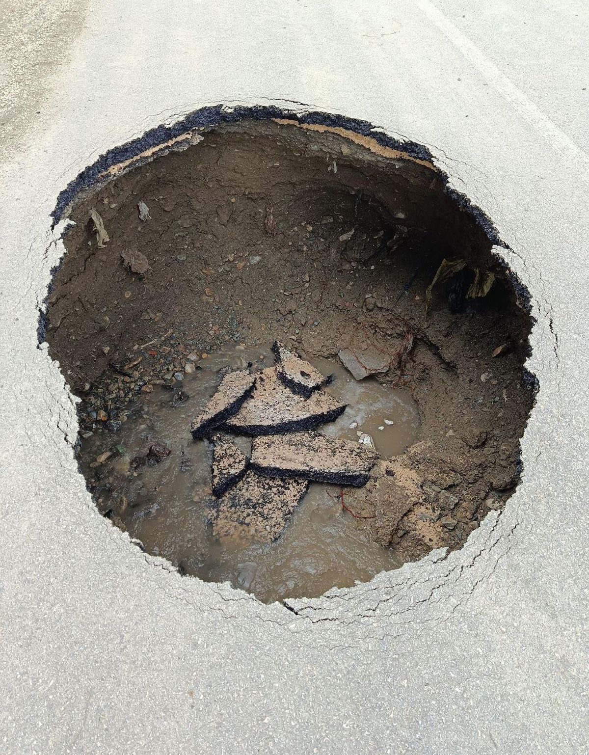 Tokat’ta Yol Çöktü, Trafiğe Kapandı