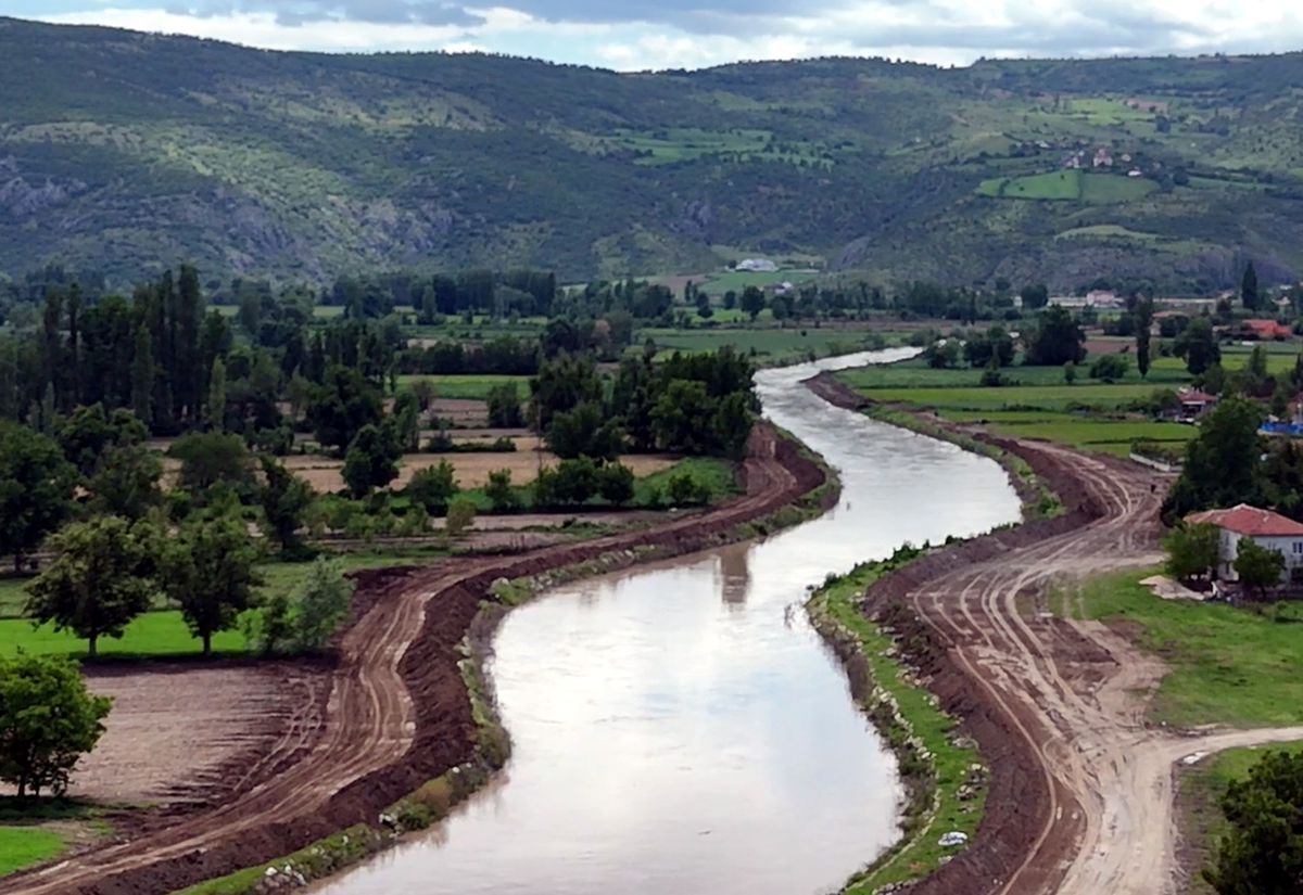Tokat’ta Yeşilırmak’a Sel Seti Yapılıyor