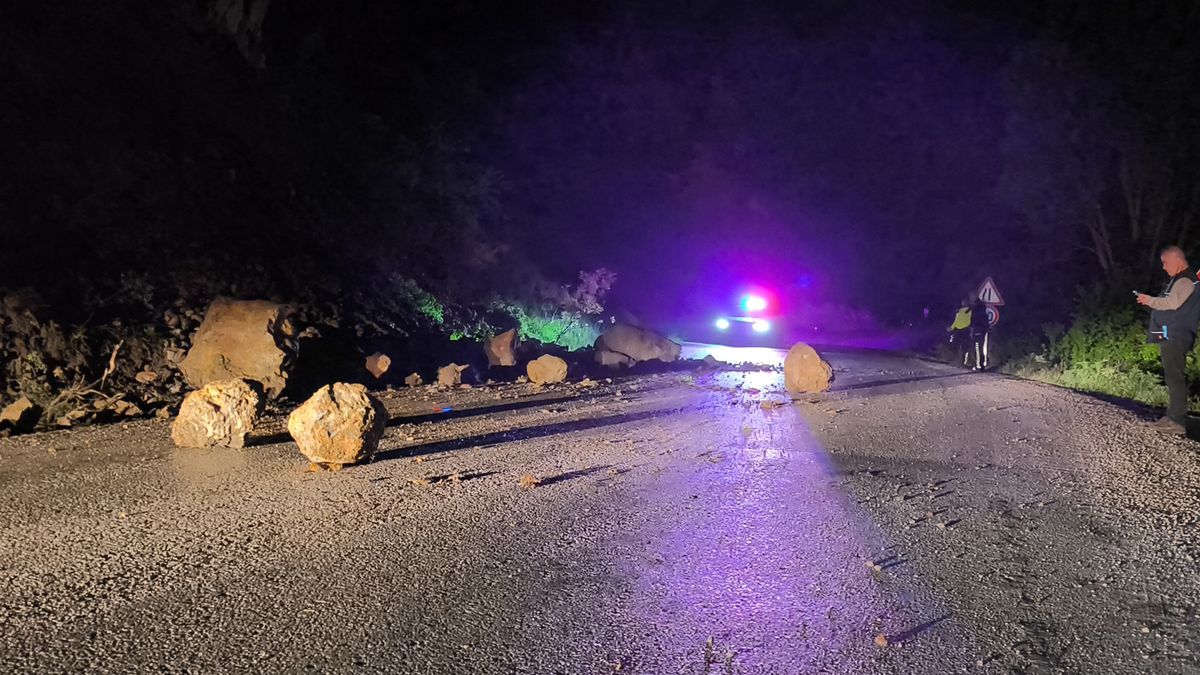 Tokat’ta Yağışlar Kaya Parçalarını Yola Savurdu