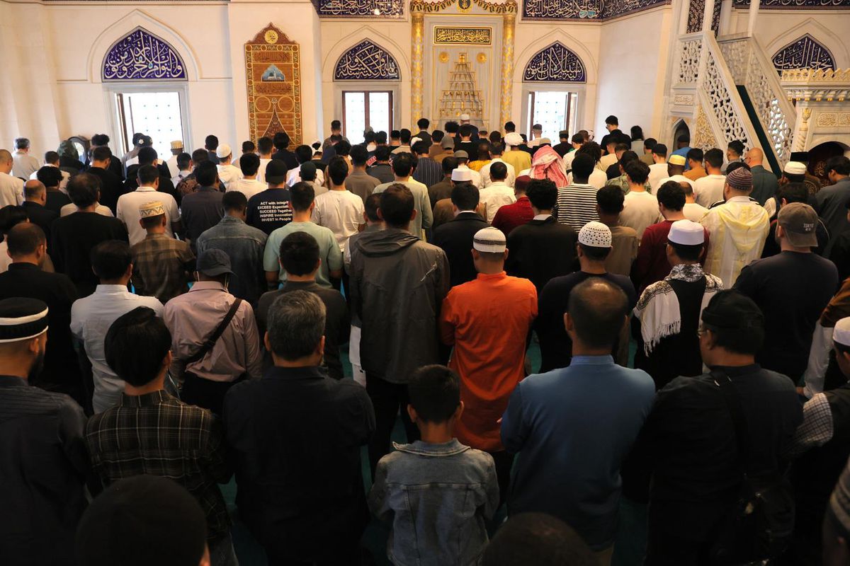 Tokyo’da bayram coşkusu taştı! Cemaat avluya sığmadı, namaz 3 kere kılındı
