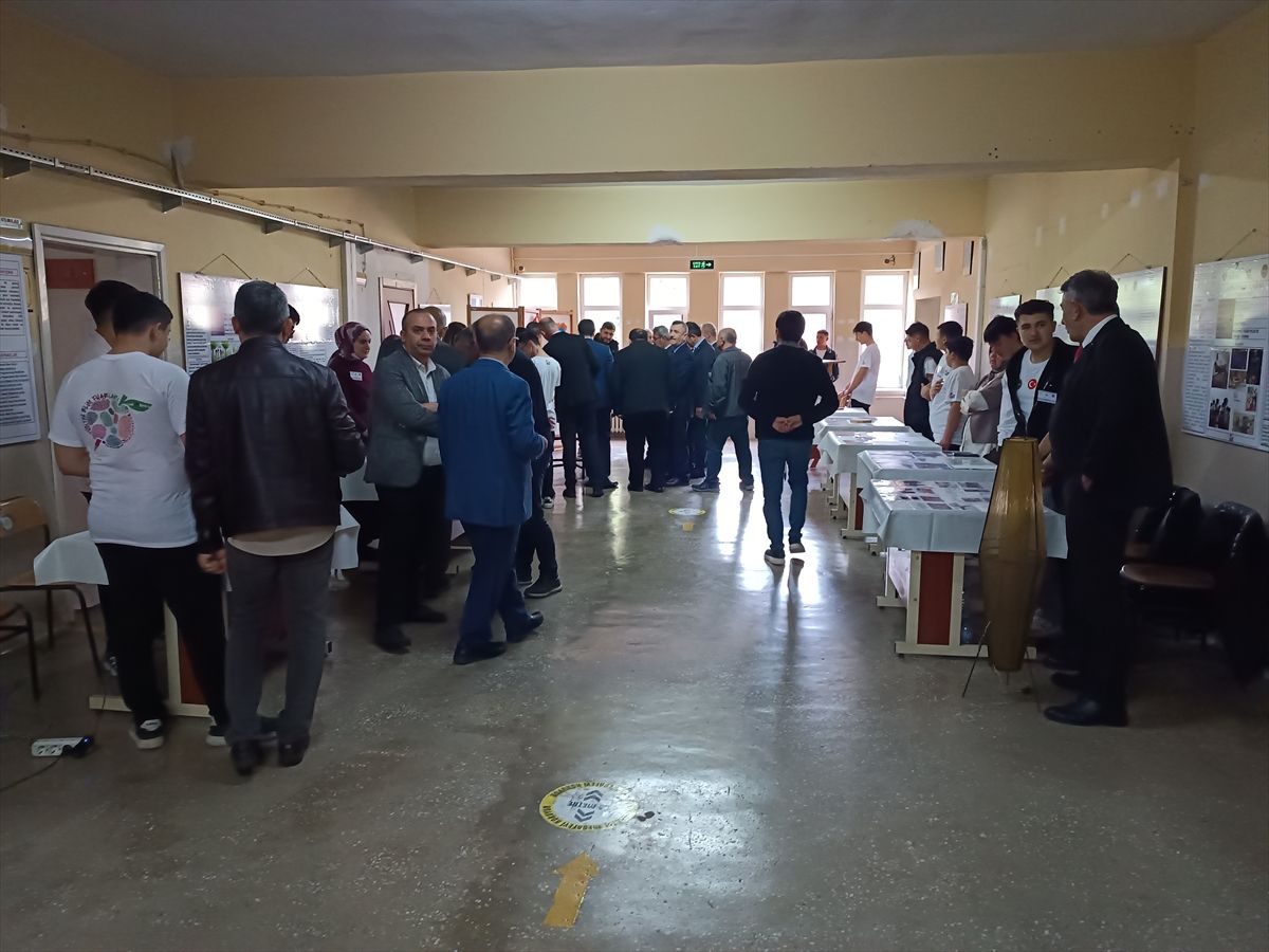 Tosya’da TÜBİTAK 4006 Bilim Fuarı Açıldı
