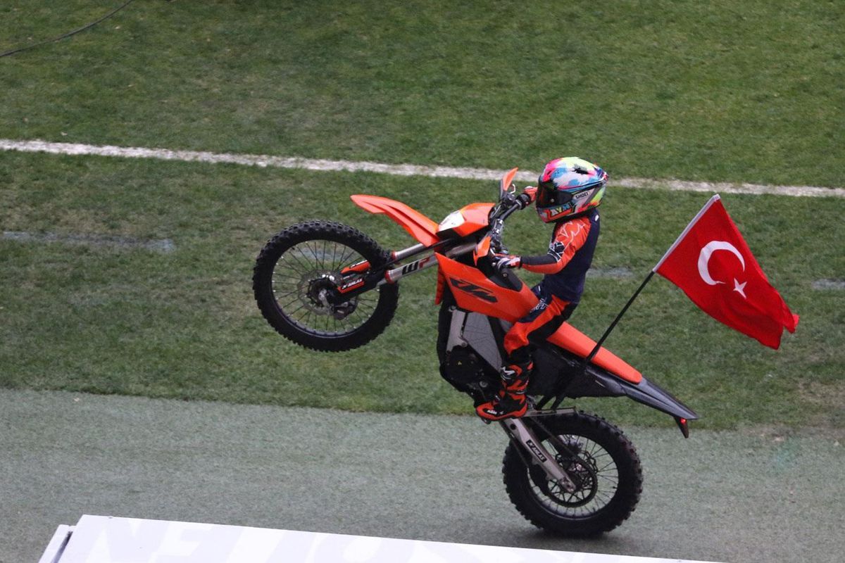 Tozu dumana kattı! Kocaeli Stadyumu’nda Zayn Sofuoğlu’ndan motosiklet şovu