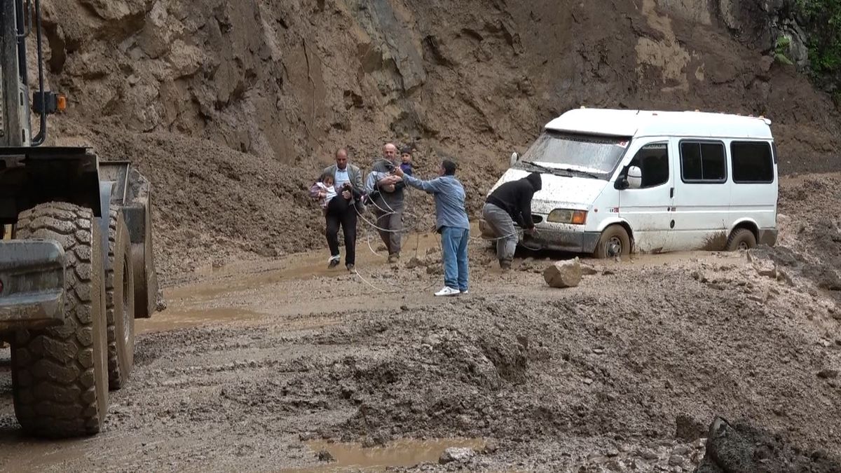 Köprübaşı’nda Heyelan: 3 Kişi Kurtarıldı