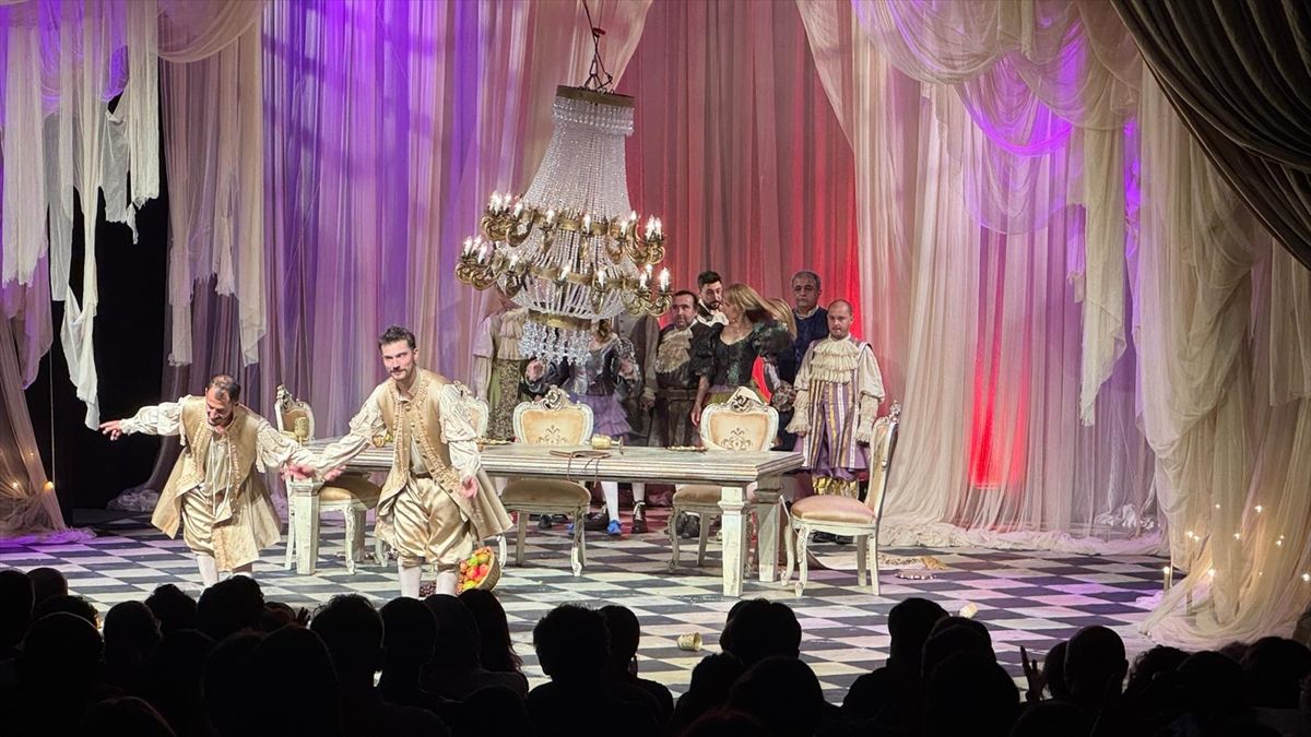 İnsandan Kaçan Oyunu Trabzon’da Sahnelendi