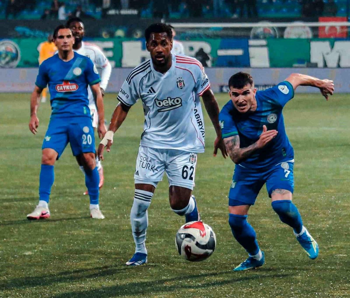 Çaykur Rizespor, Beşiktaş karşısında ilk yarıyı 2-0 önde tamamladı; goller Ali Sowe’dan geldi.