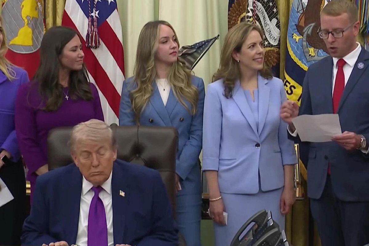 Trump, Oval Ofis’teki etkinlik sırasında uyukladı