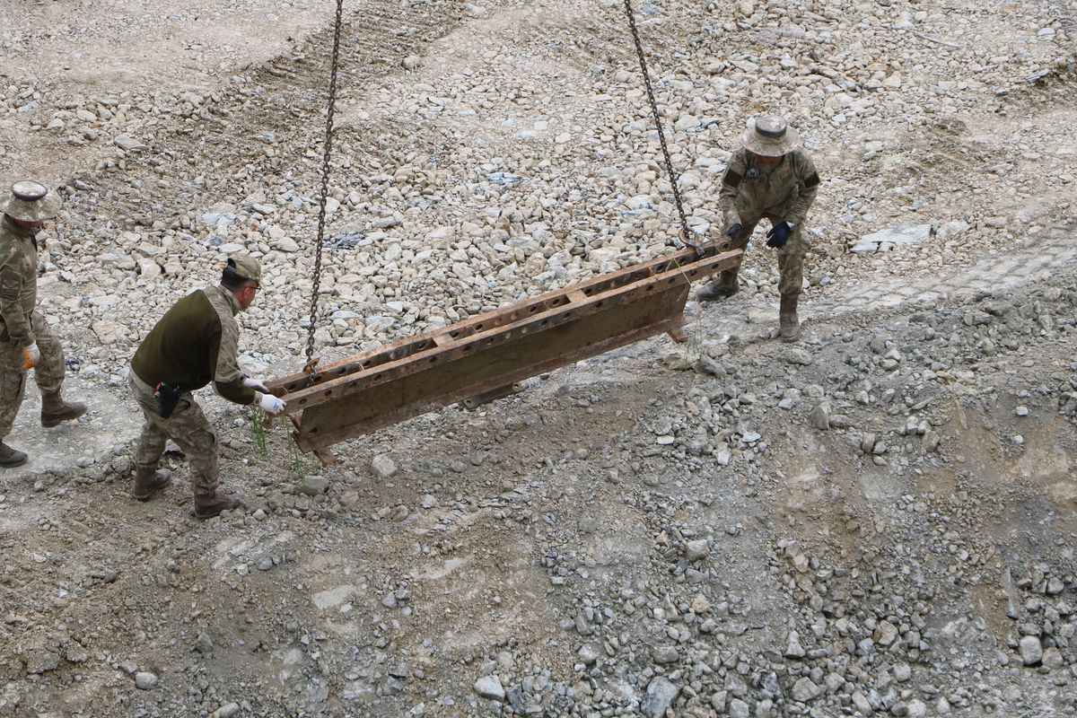Hakkari’de Heyelan Sonrası Köprü Çalışmaları Başladı