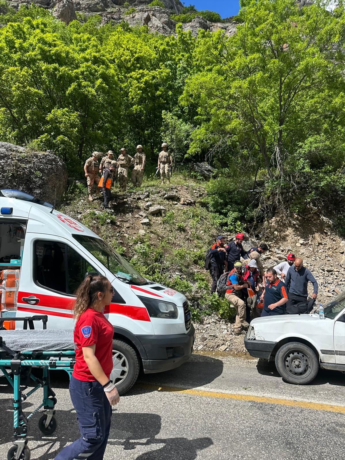 Tunceli’de Astım Krizi: 60 Yaşındaki Adam Dağdan Sedye ile Taşındı