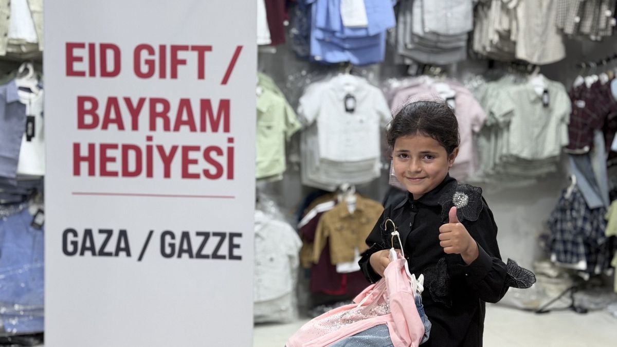 Kızılay Gazze’de Çocuklara Bayramlık Kıyafet Dağıttı