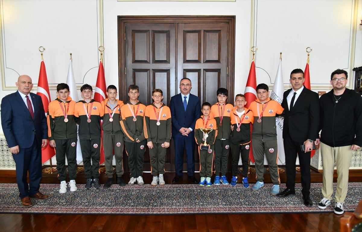 Tekirdağlı Voleybolcular Vali Soytürk’ü Ziyaret Etti