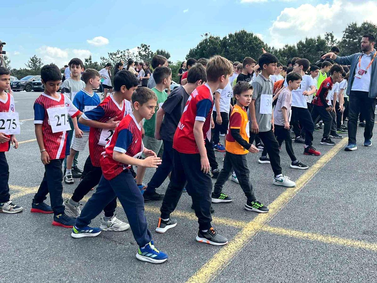 Ümraniye’de genç sporcular kros parkurunda yarıştı