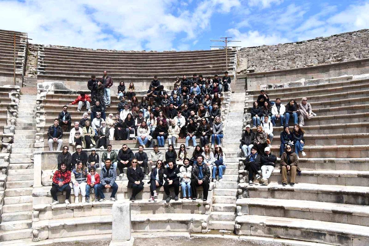 Üniversite öğrencilerine Bergama ve Ödemiş gezisi