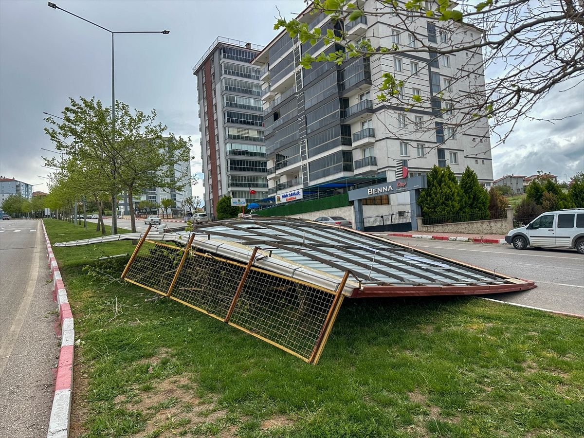 Uşak’ta Fırtına Çatıları Uçurdu