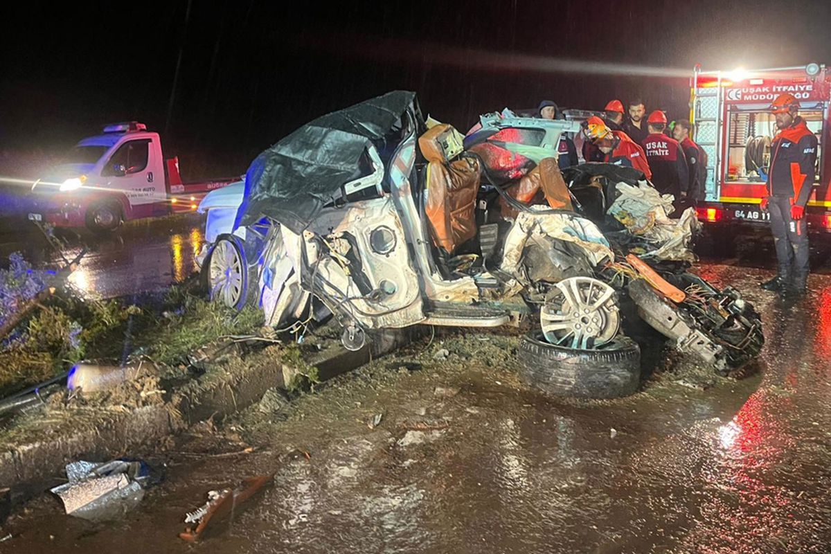 Uşak’ta 7 aracın karıştığı zincirleme kazada 4 kişi hayatını kaybetti, 17 kişi yaralandı