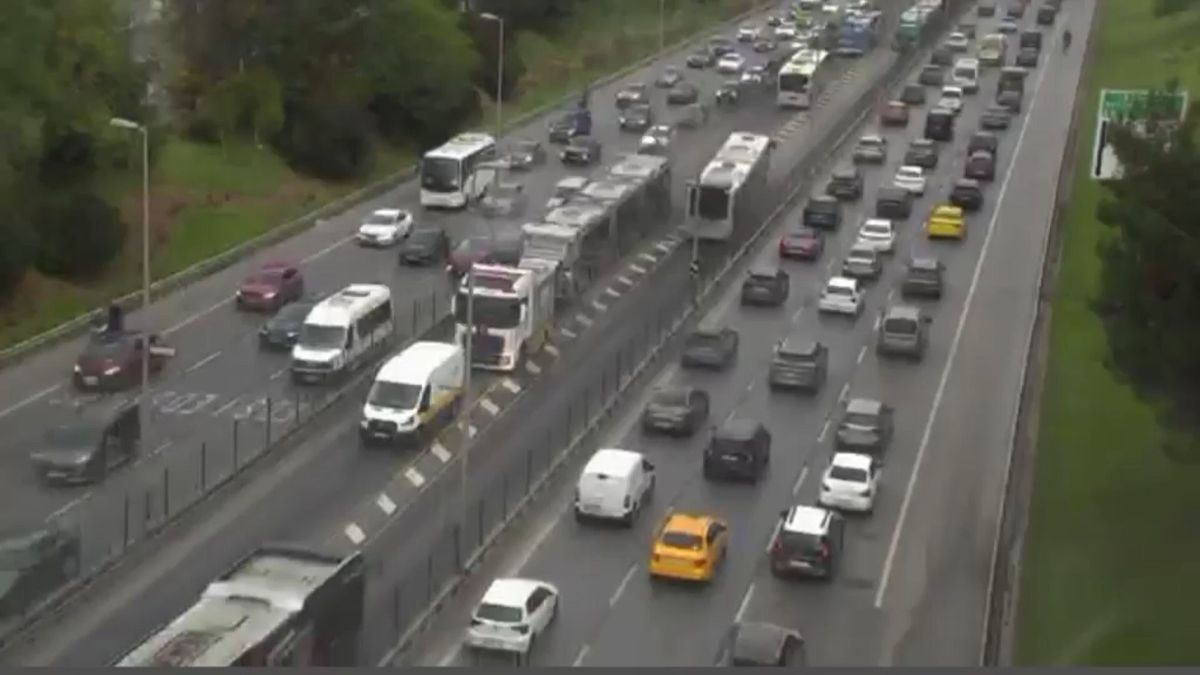 Üsküdar’da metrobüsün motor kısmında yangın çıktı