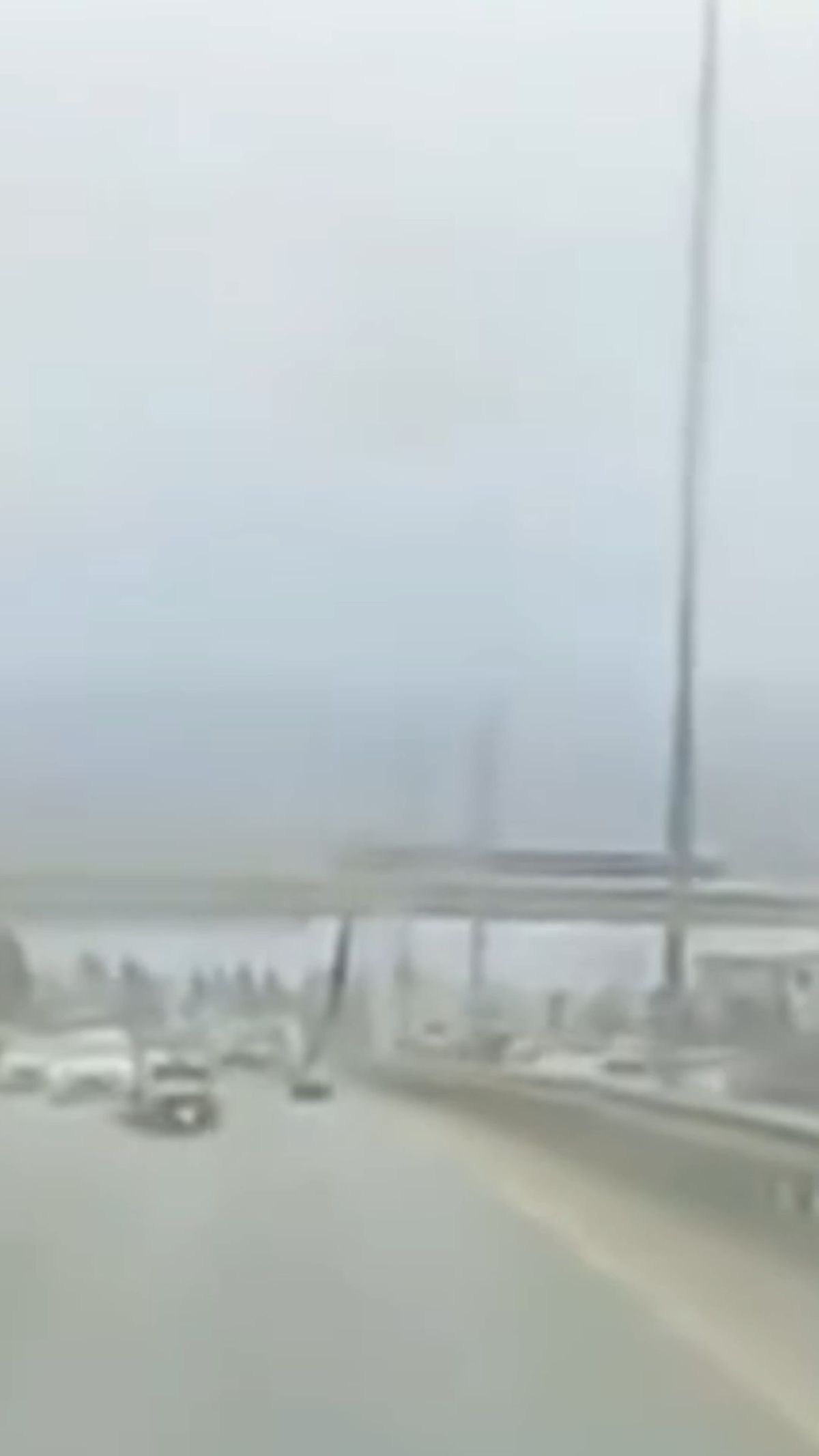 Gebze’de Üst Geçitten Afiş, Motosiklet Sürücüsünü Yaraladı