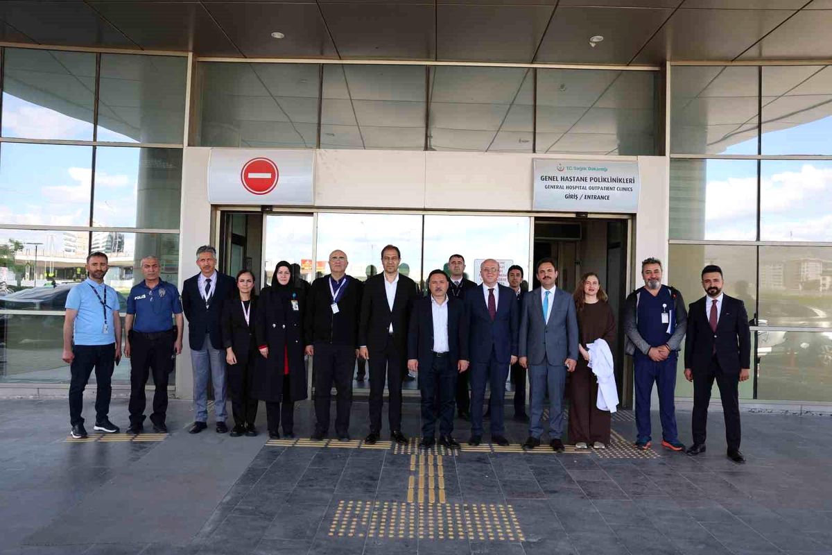 Vali Çiçek’ten Hastalara Bayram Ziyareti
