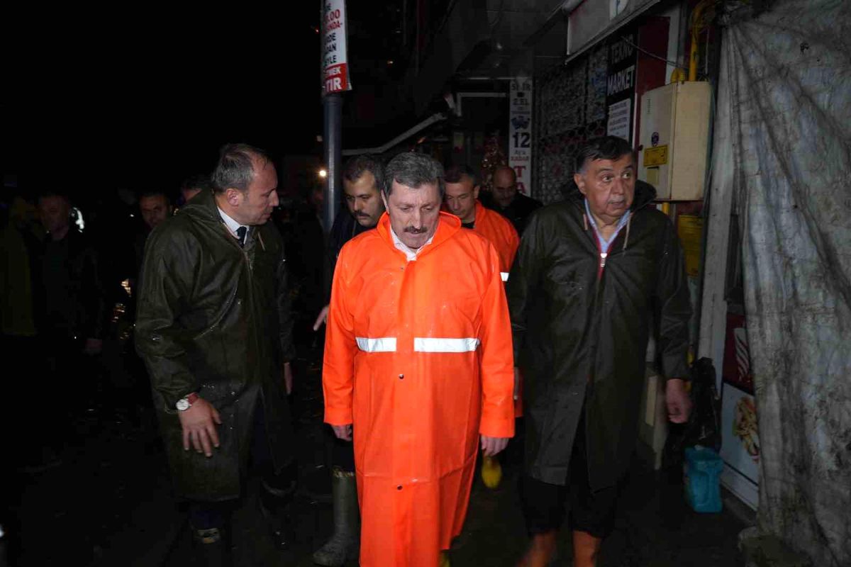 Vali Tavlı’dan sel açıklaması: “Can kaybı ve yaralanma yok, iş yerlerinde zararlar mevcut”