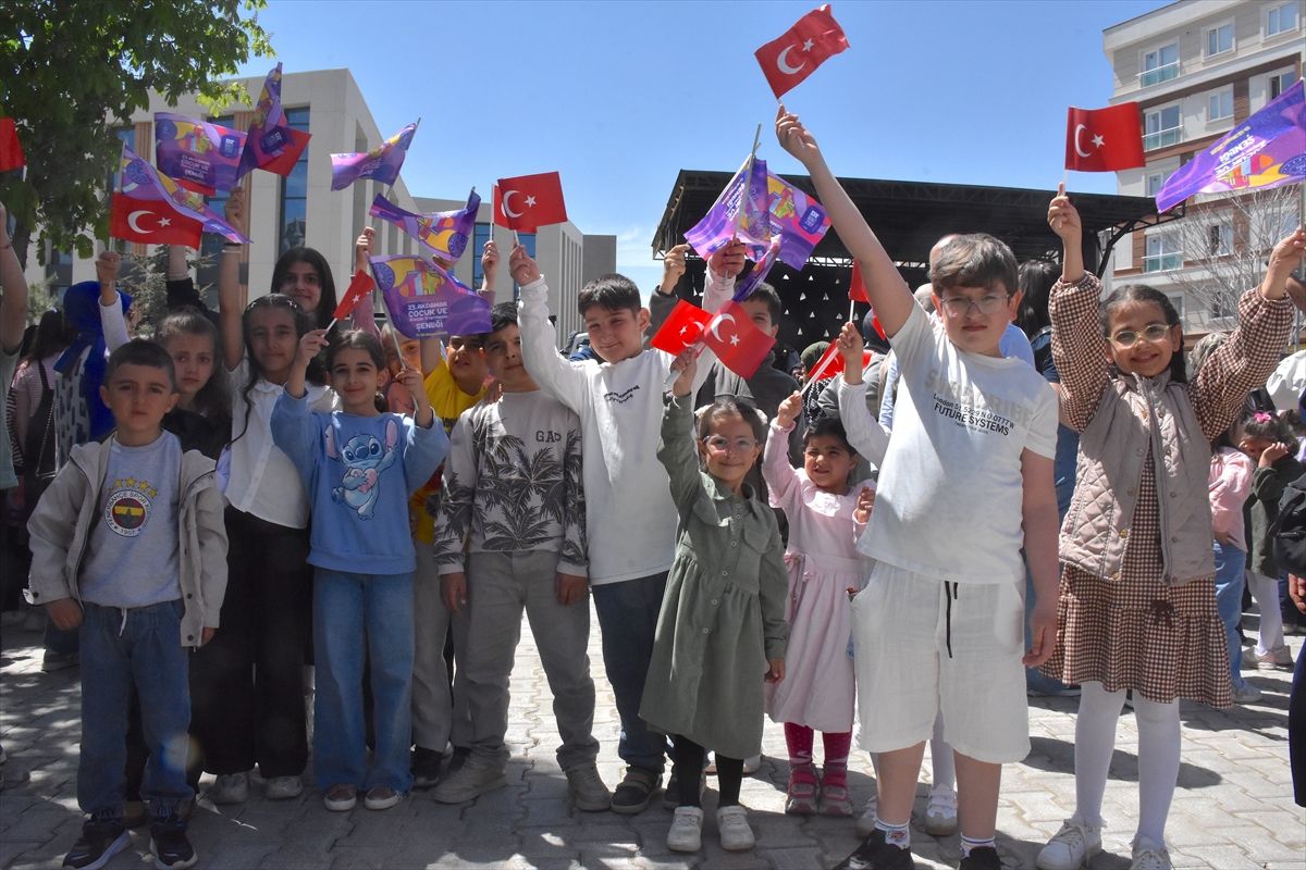 23. Akdamar Tiyatro Şenliği Van’da Başladı