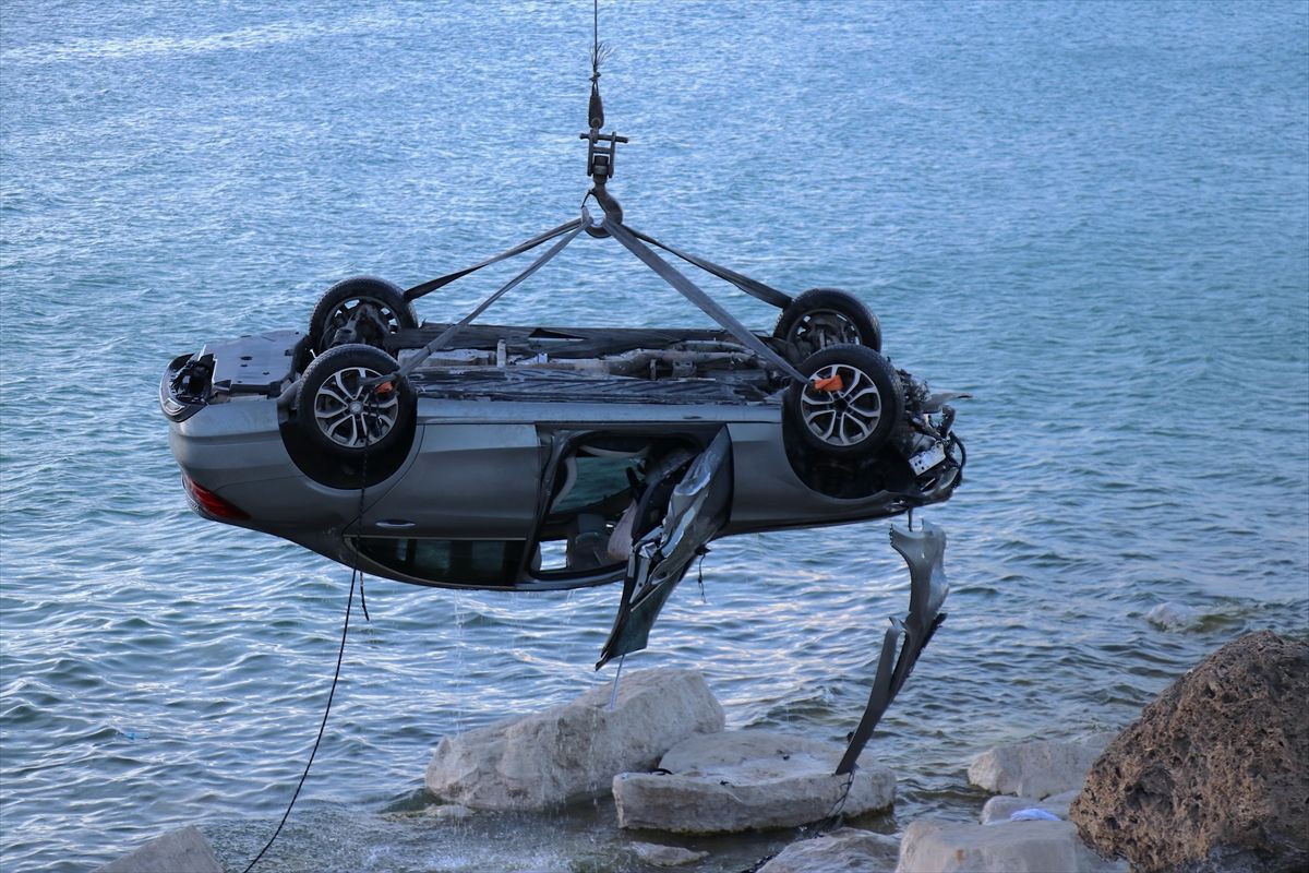 Van Gölü’ne Düşen Otomobilin Sürücüsü Yaralandı