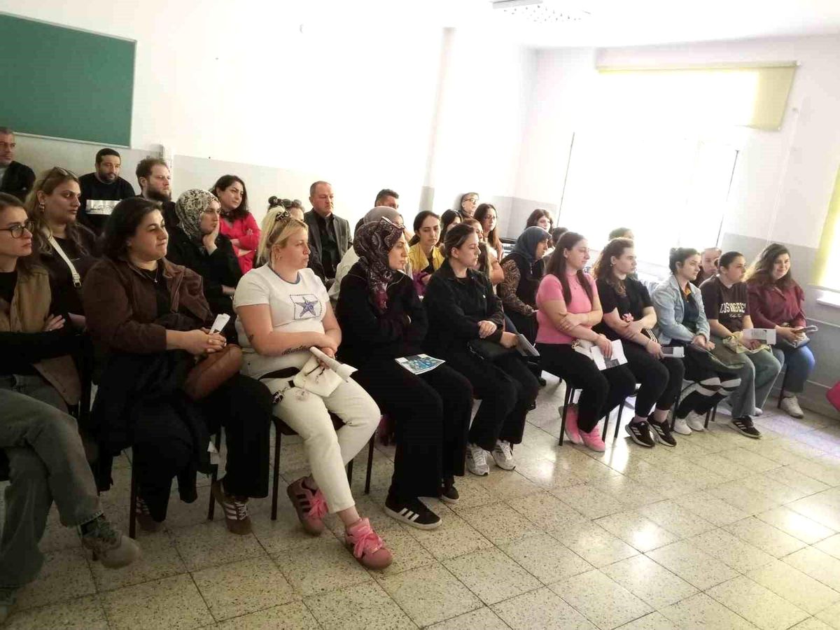 Okulda velilere dijital medya ve ilk yardım semineri