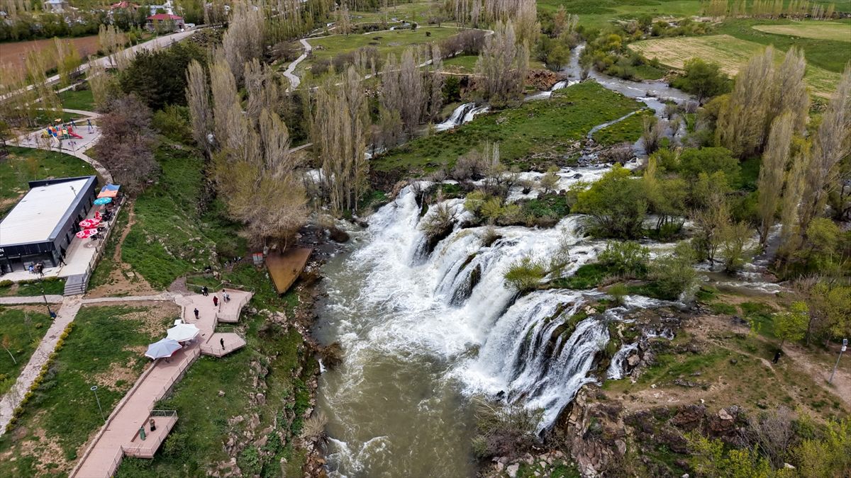 Muradiye Şelalesi’nde Debi Artışı