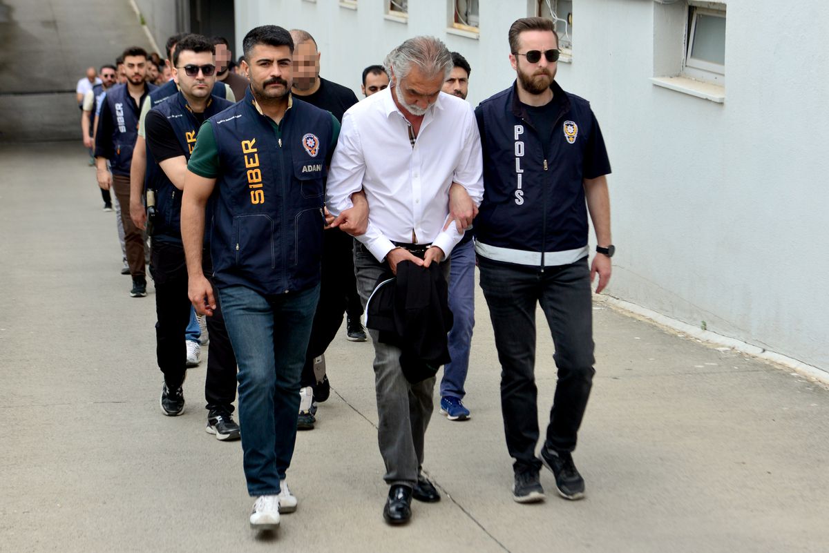 Yasa dışı bahis örgütünün kuryeleri, aklanan milyonlarca lirayı 5 liralık banknotla teslim almış