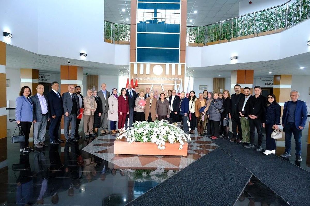 Müjgan Üçer Kütüphanesini Bağışladı