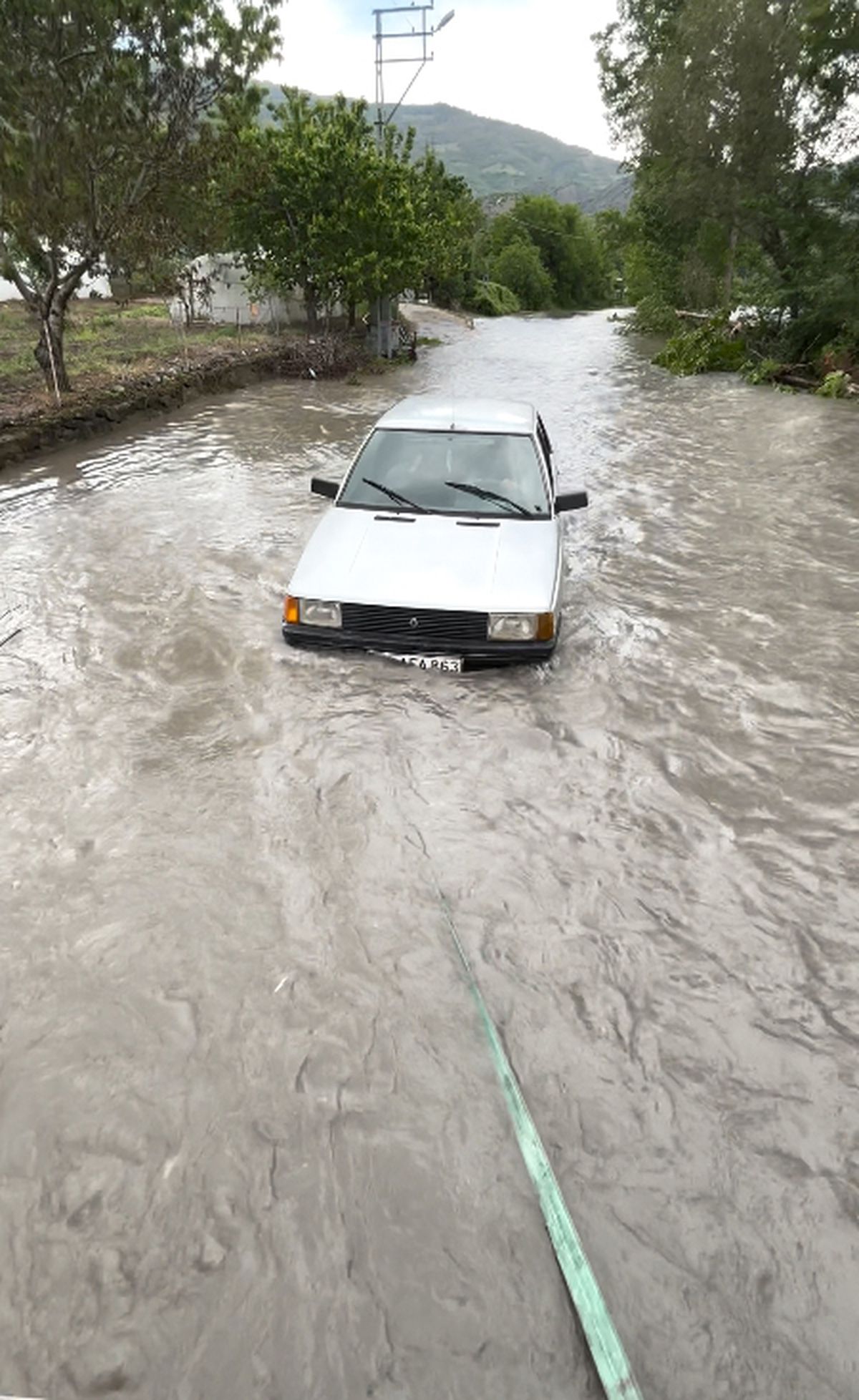 Tokat’ta Sel Riski: Otomobil Güvenli Alana Çekildi