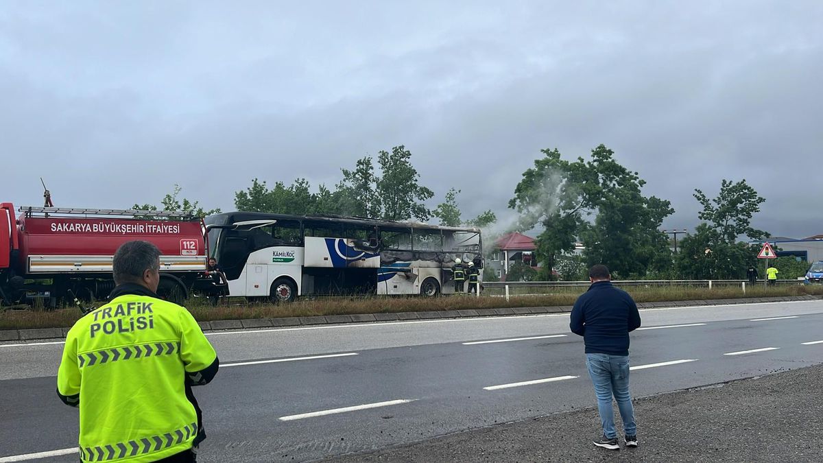 Hendek’te Otobüs Yangını