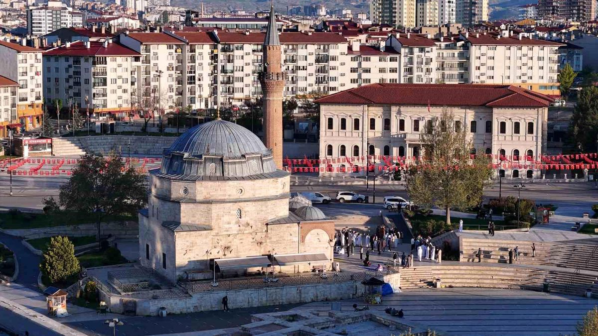 Kale Camii’nde Bayram Coşkusu