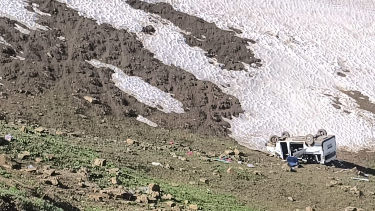 Yüksekova’da Minibüs Uçuruma Yuvarlandı