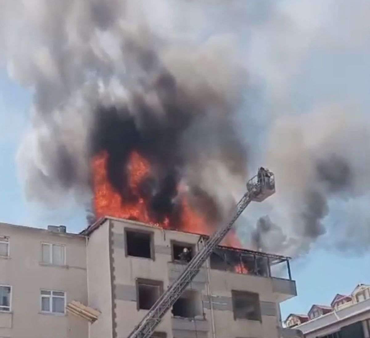 Zeytinburnu’nda Metruk Binada Yangın