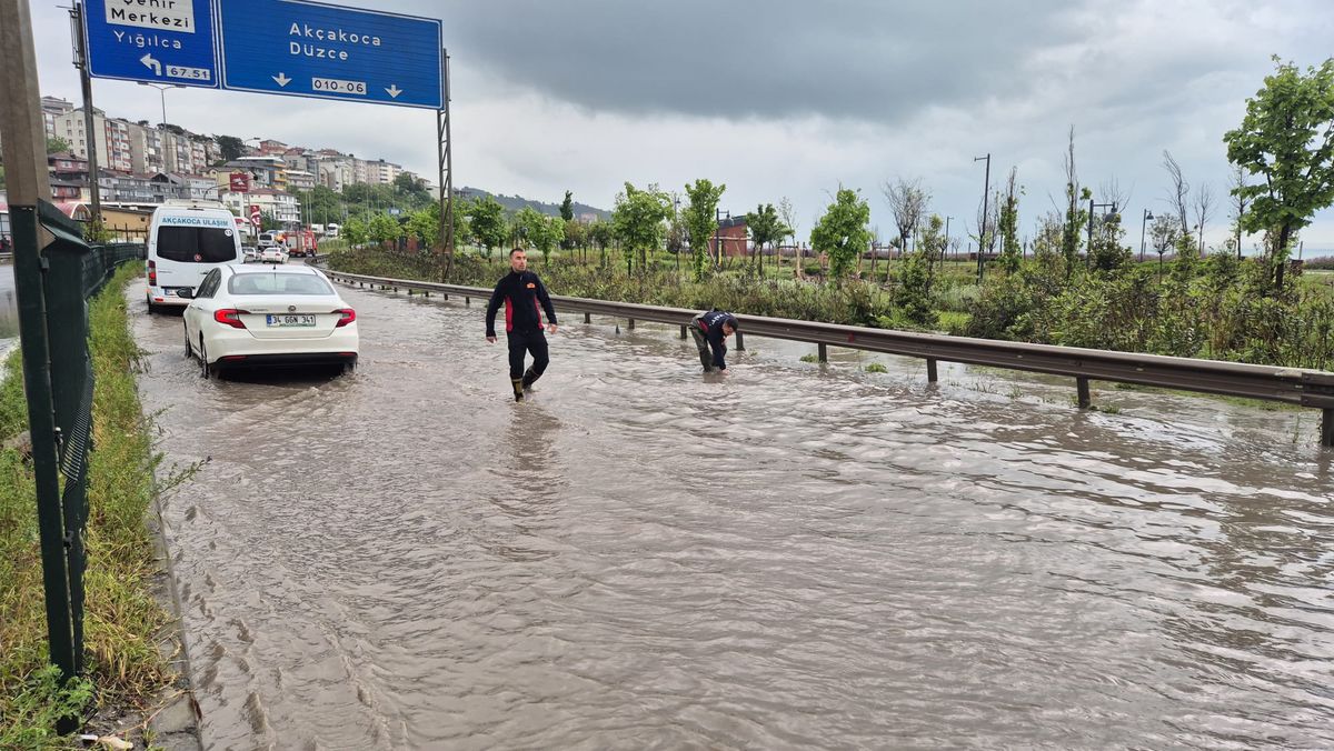 Zonguldak’ta Sağanak, Kara Yolunu Kapattı