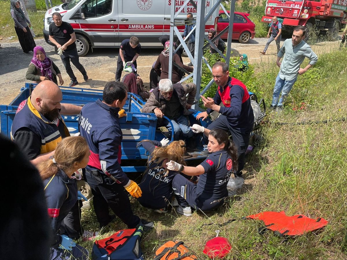 Zonguldak’ta Tarım Aracı Elektrik Direğine Çarptı