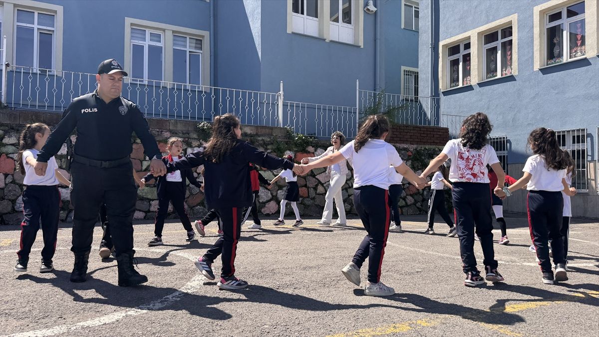 Polis Memuru Çocuklarla İp Atlarken Görüntülendi