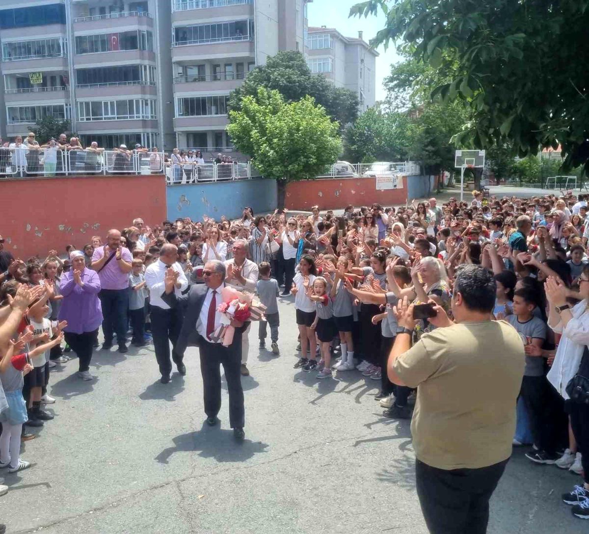 Eğitimci Zafer Tekçe’ye Duygusal Veda