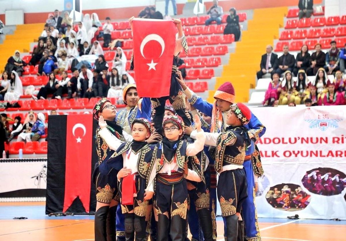 Kars’ta Halk Oyunları Şenliği Renkli Görüntülere Sahne Oldu