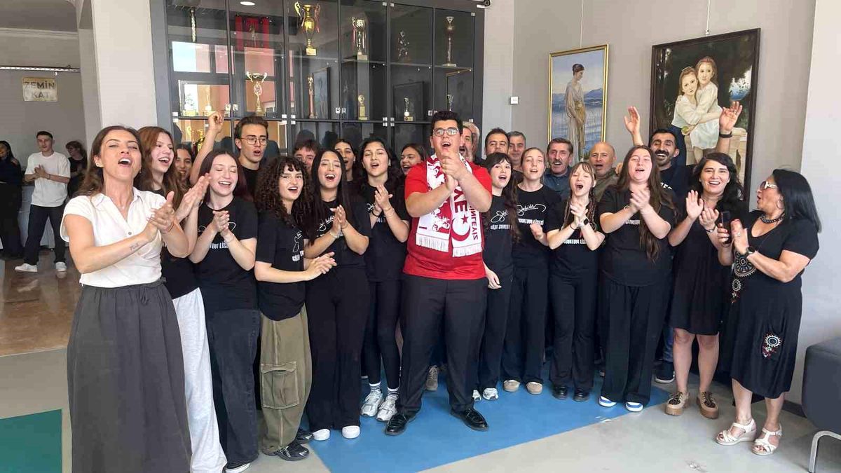 Bursa Lisesi, Dünya Kupası Marşıyla Birinci Oldu