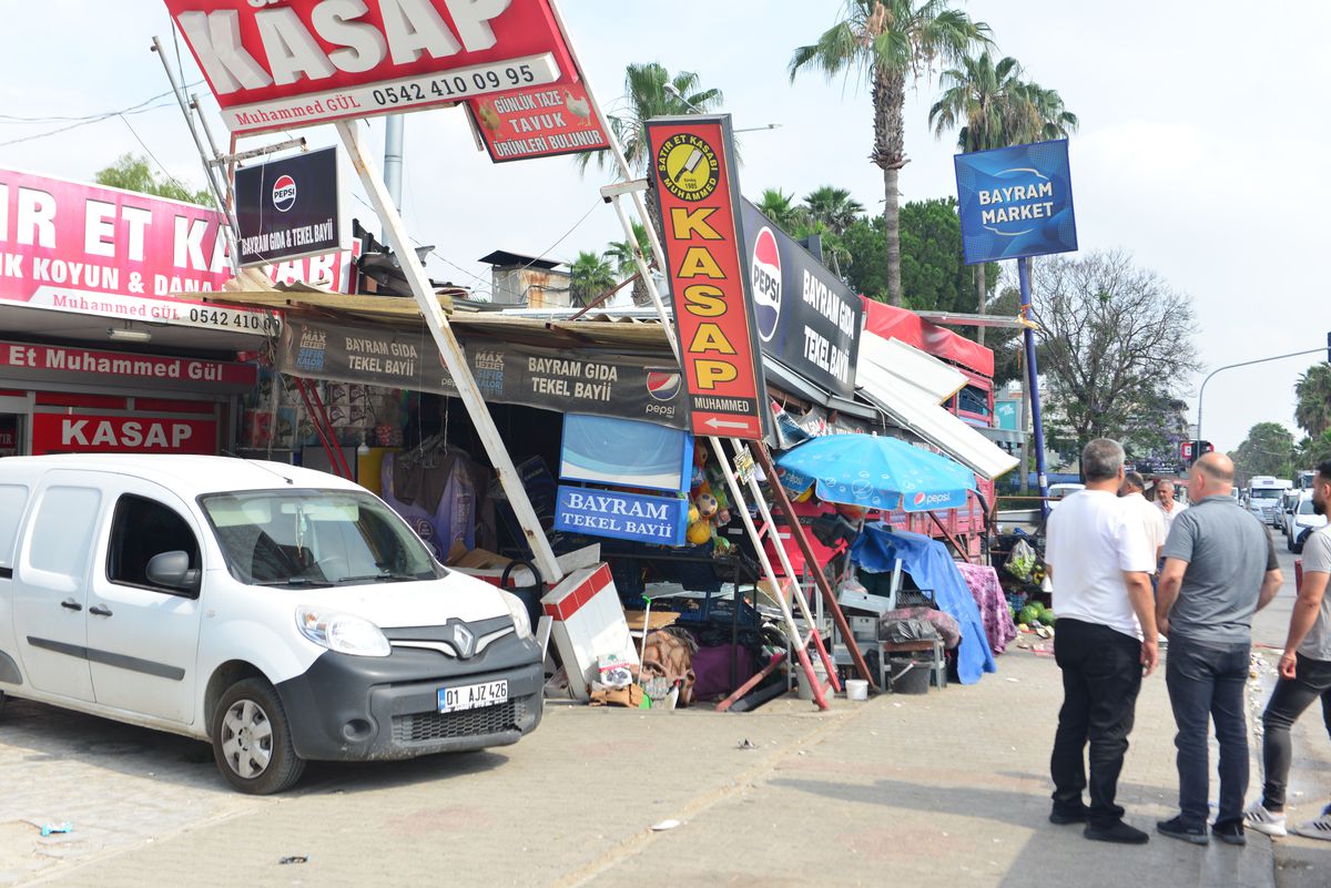 Kamyon Marketin İçine Daldı