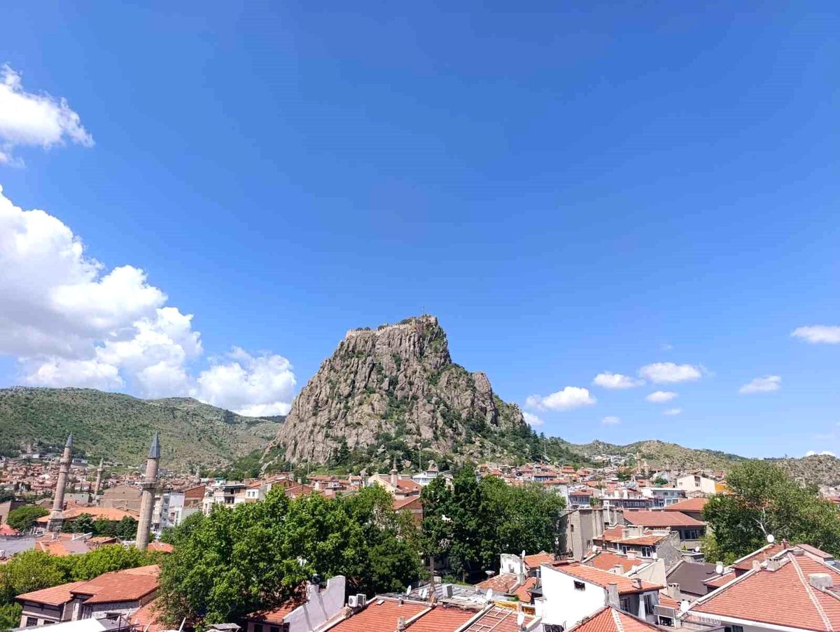 Afyonkarahisar’da Sıcak Hava, Yarına Yağış Bekleniyor