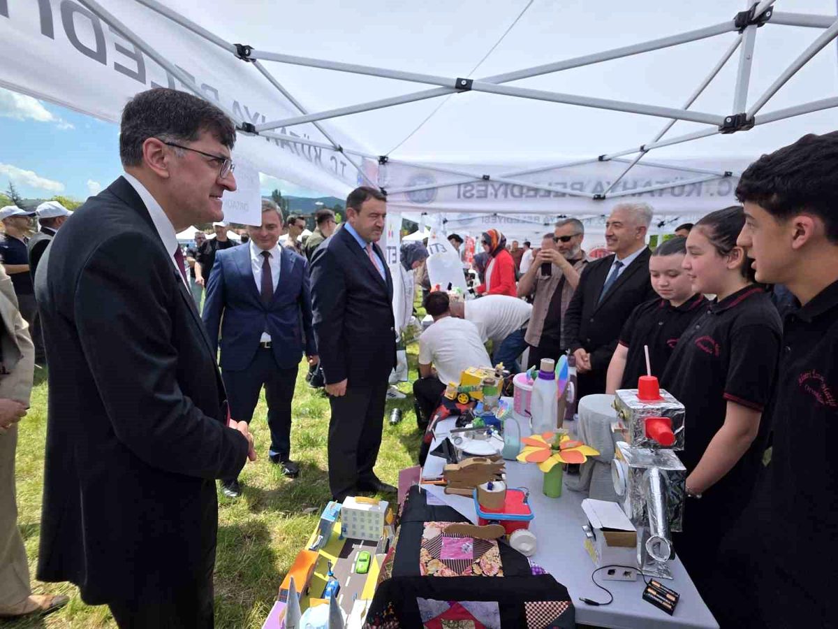 Ahteri İmam Hatip Ortaokulunun geri dönüşüm projeleri sergilendi