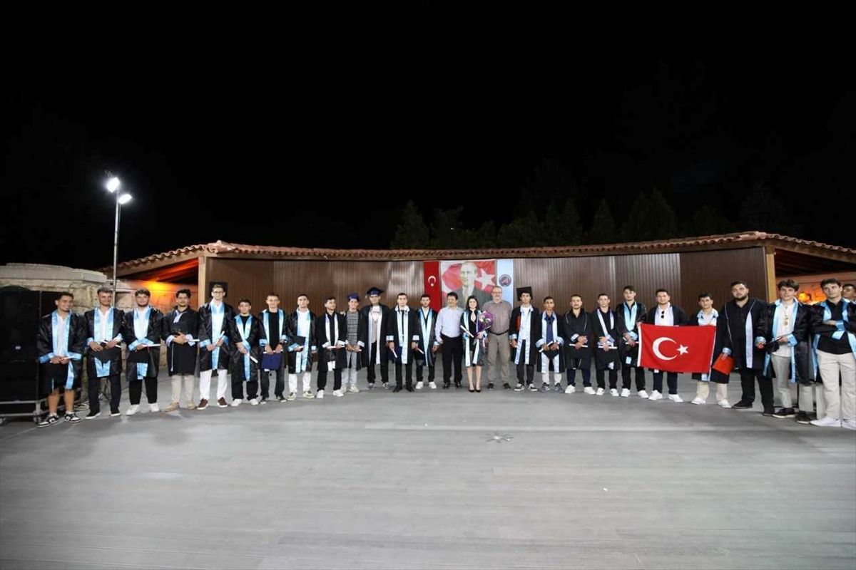 Tek Kız Öğrenci Bahar Topcu’nun Mezuniyet Sevinci