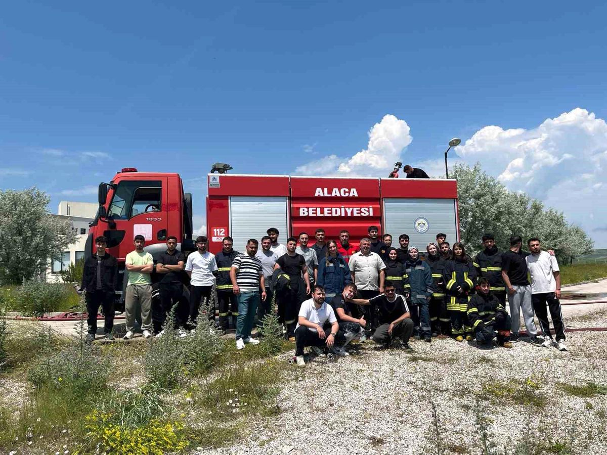 Alaca’da üniversite öğrencilerine uygulamalı yangın eğitimi