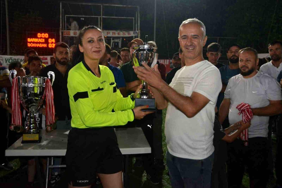 Şehitler Anısına Düzenlenen Futbol Turnuvasında Sarıkadı Şampiyon
