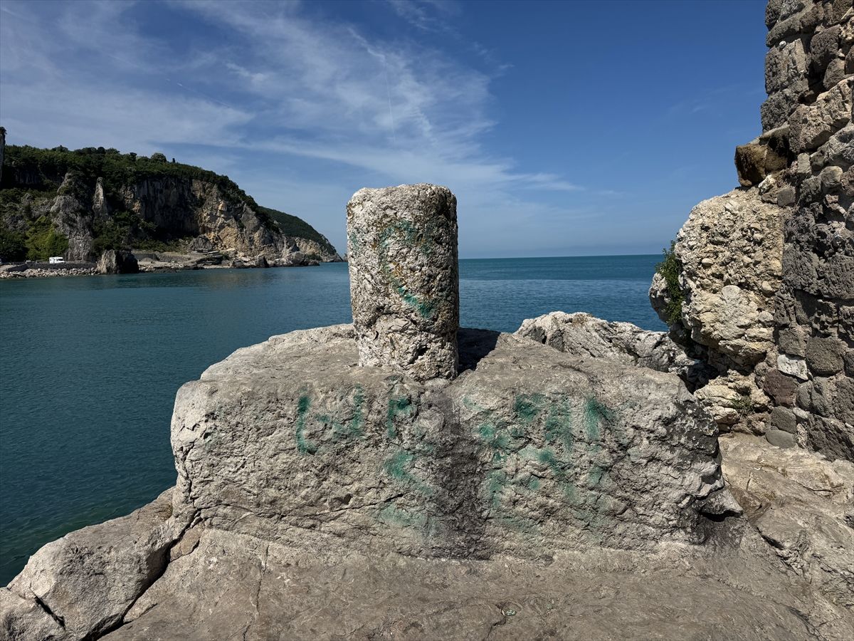 Amasra’daki Direkli Kaya’ya Vandallık