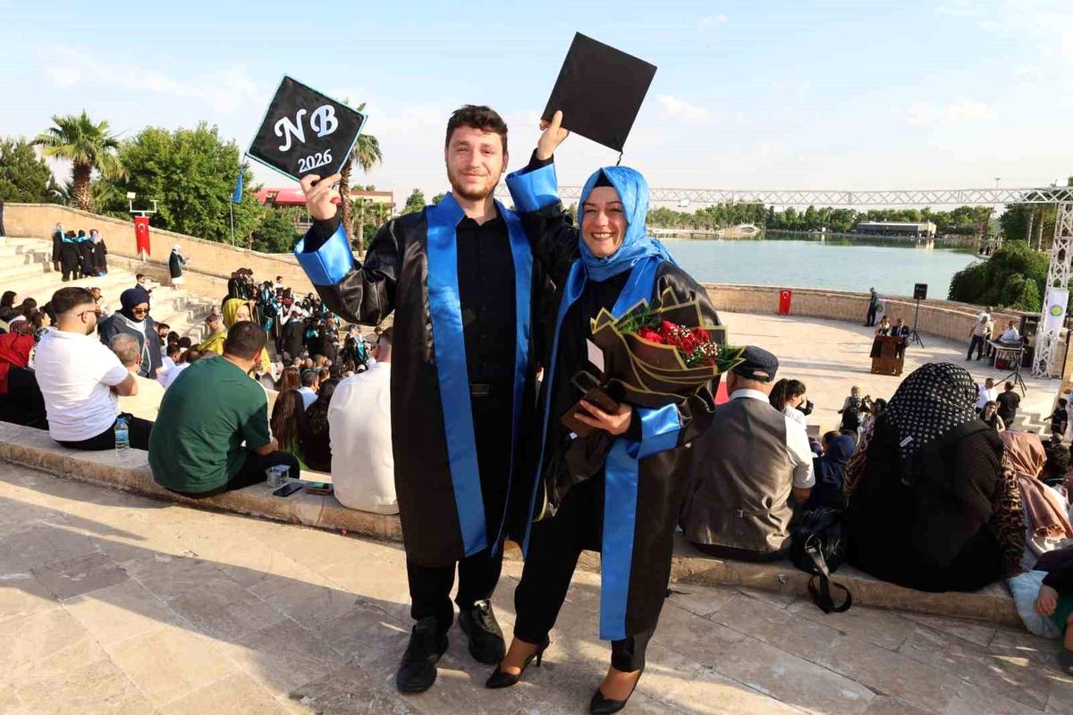 Anne ve Oğul Üniversiteden Birlikte Mezun Oldu
